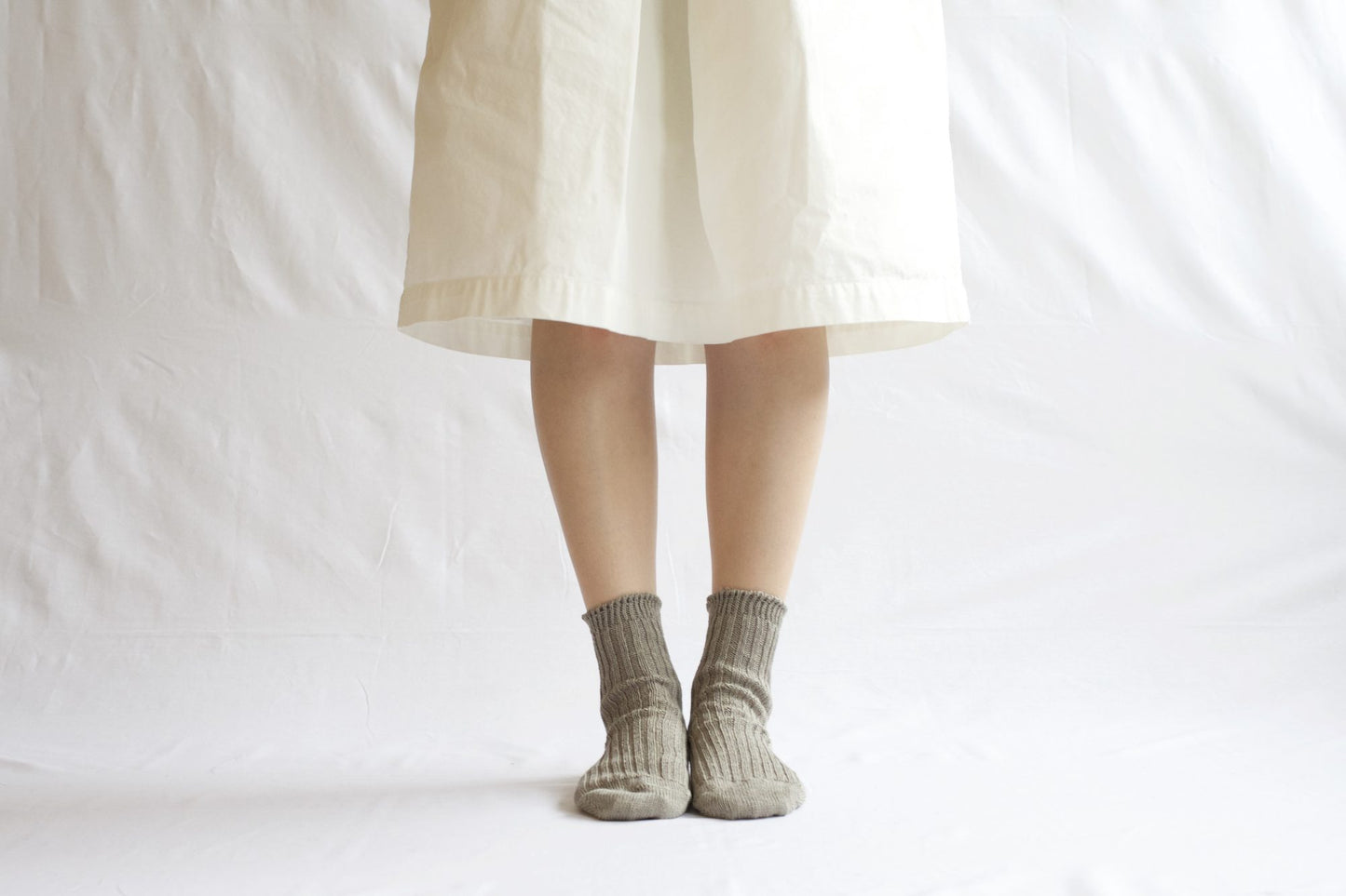 Nishiguchi Kutsushita Linen Ribbed Socks, Off White