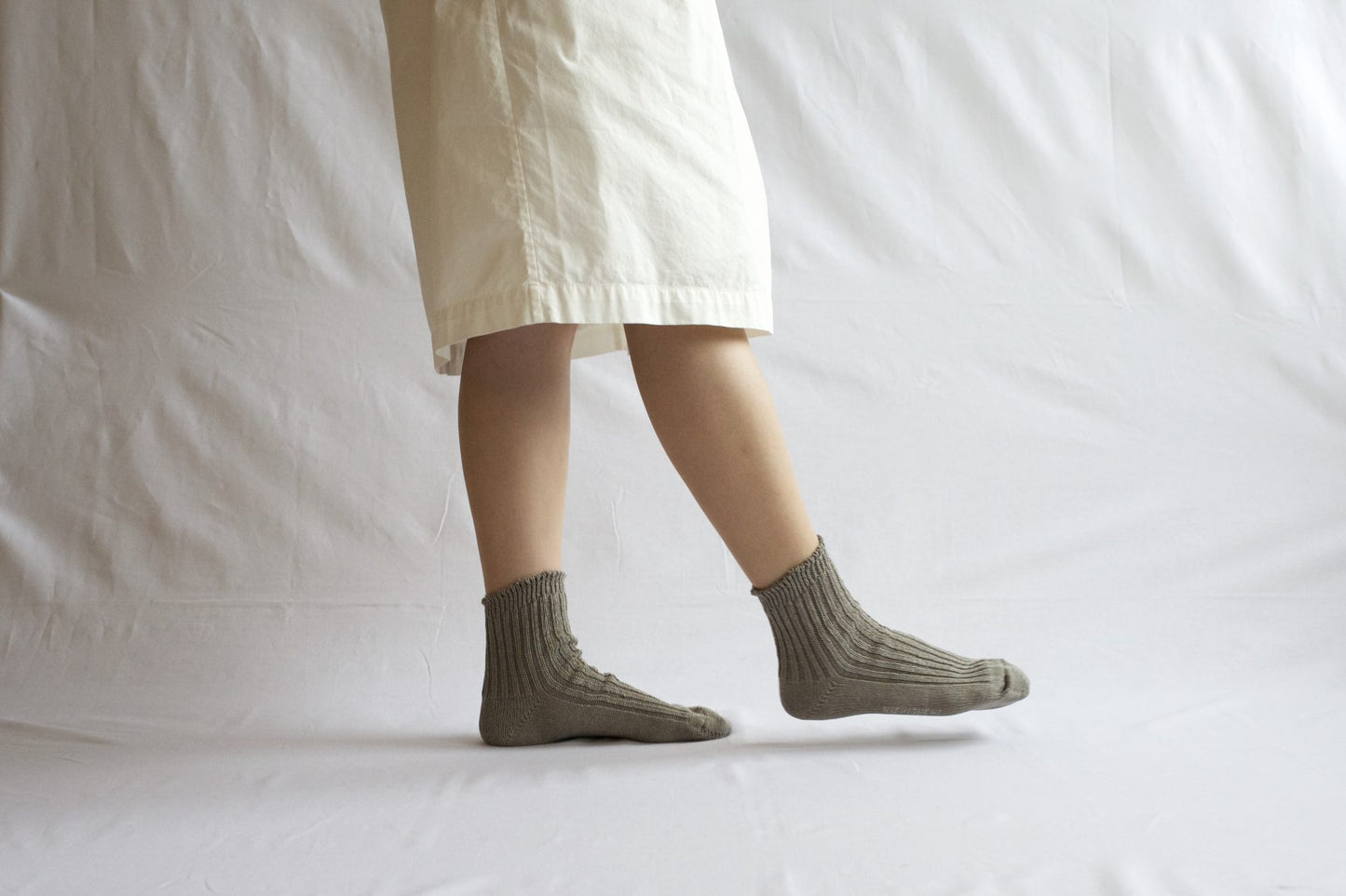 Nishiguchi Kutsushita Linen Ribbed Socks, Off White